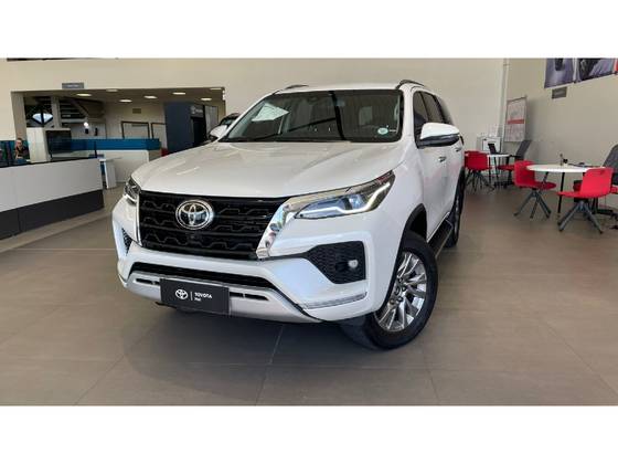 TOYOTA HILUX SW4 2.8 D-4D TURBO DIESEL SRX 4X4 AUTOMÁTICO TOYOTA HILUX SW4 2.8 D-4D TURBO DIESEL SRX 4X4 AUTOMÁTICO